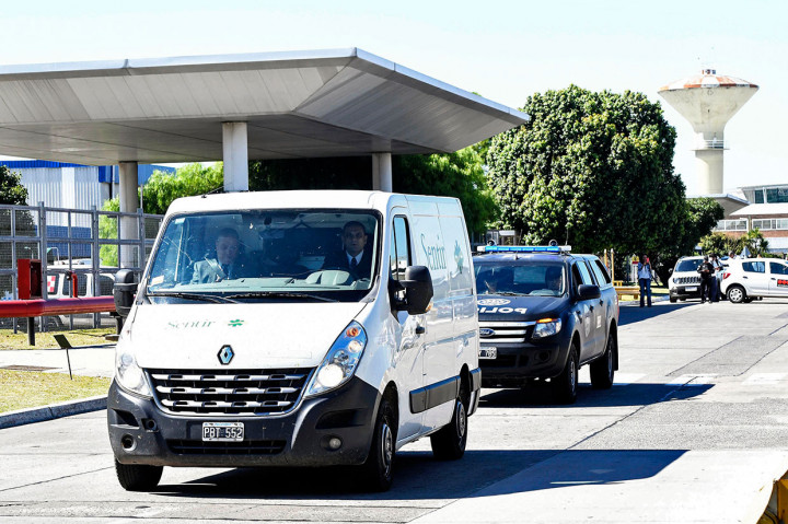 Mobil jenazah yang membawa mendiang pemain sepak bola Emiliano Sala dikawal oleh kendaraan polisi dari Bandara Ezeiza di Buenos Aires pada 15 Februari 2019, menuju tempat kelahiran Sala di Provinsi Santa Fe tempat upacara pemakaman akan berlangsung.