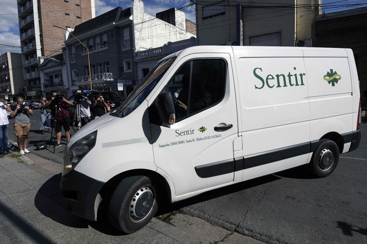 Mobil jenazah yang membawa Sala, yang meninggal dalam kecelakaan pesawat antara Nantes dan Cardiff tiba di Provinsi Santa Fe, sekitar 538 Km dari Buenos Aires, Jumat, 15 Februari 2019.