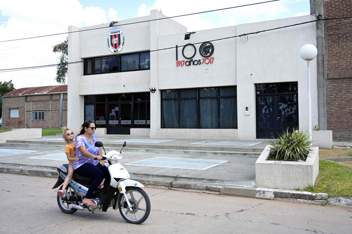 Menurut rencana, jenazah Sala akan disemayamkan terlebih dahulu di sebuah gim dekat klubnya saat masih yunior, San Martin de Progreso, sebelum dimakamkan. Pelatih klub Cardiff City, Neil Warnock dan kedua eksekutif Ken Choo akan menghadiri pemakaman Sala.