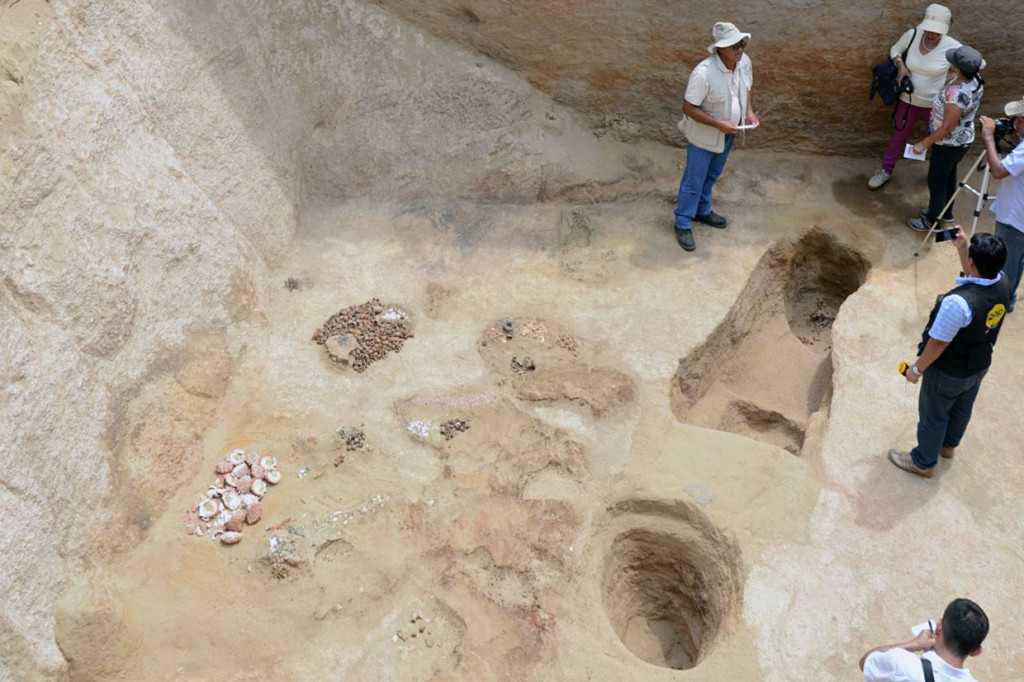Para arkeolog berada di pemakaman milik peradaban Inca yang baru ditemukan di situs arkeologi 'Mata Indio' di wilayah Lambayeque, Peru.
