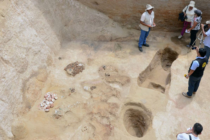 Para arkeolog berada di pemakaman milik peradaban Inca yang baru ditemukan di situs arkeologi 'Mata Indio' di wilayah Lambayeque, Peru.