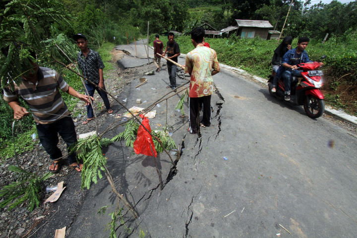 Pergerakan tanah disebabkan oleh tingginya intesitas hujan di kawasan tersebut, mengakibatkan akses jalan menuju tempat wisata tidak bisa dilintasi oleh kendaraan roda empat. 