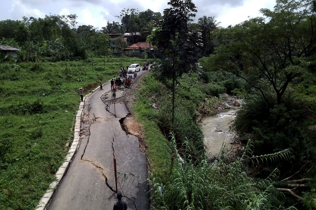 Foto udara jalan yang terbelah akibat pergerakan tanah di jalur wisata, Karang Tengah, Sentul, Kabupaten Bogor.