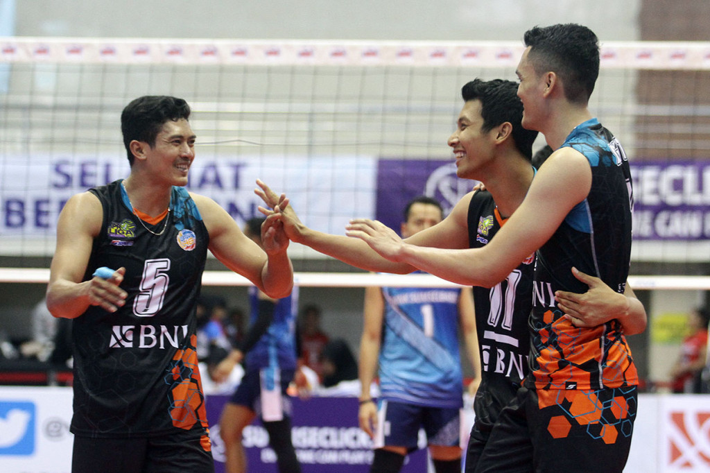 Pebola voli putra Jakarta BNI 46 melakukan selebrasi usai mengalahkan tim Palembang Bank Sumsel Babel dalam pertandingan Final Four Proliga 2019 di GOR Ken Arok, Malang, Jawa Timur, Sabtu, 16 Februari 2019.