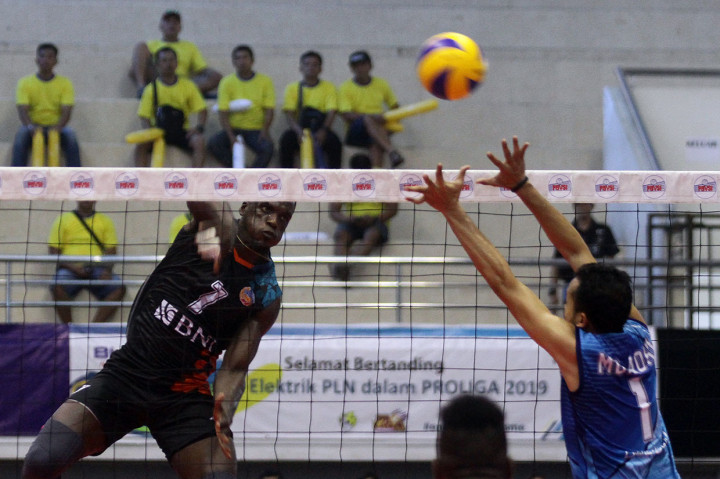 Tim voli putra Jakarta BNI 46 mengalahkan Palembang Bank Sumsel Babel dengan skor 3-1 (33-31, 21-25, 25-15, 25-18). 