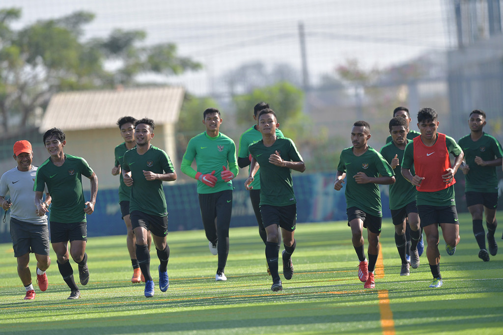 Pemain Timnas U-22 melakukan pemanasan dalam latihan menjelang pertandingan Sepak Bola AFF U-22 di lapangan AUPP Sport Club, Phnom Penh, Kamboja.