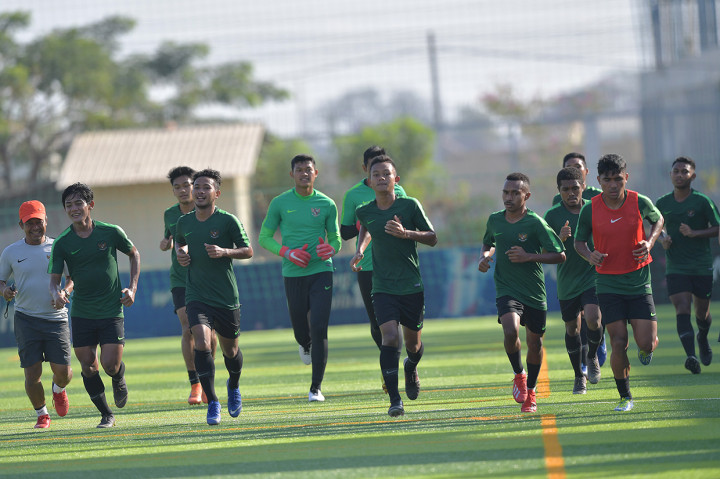 Pemain Timnas U-22 melakukan pemanasan dalam latihan menjelang pertandingan Sepak Bola AFF U-22 di lapangan AUPP Sport Club, Phnom Penh, Kamboja.
