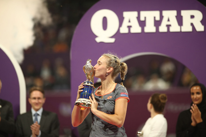 Elise Merten merayakan kemenangannya usai mengalahkan unggulan pertama Simona Halep di partai puncak di Centra Court, Doha, Qatar.