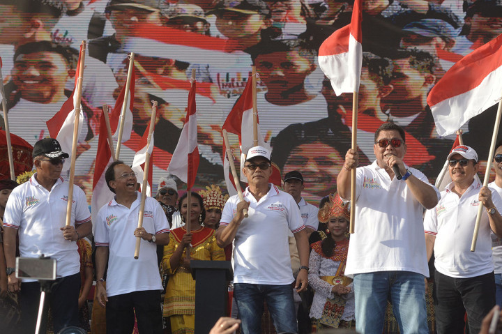 Kapolda Bali Irjen Pol. Petrus R. Golose (kedua kanan), Pangdam IX Udayana Mayjen TNI Benny Susianto (kiri), Gubernur Bali Wayan Koster (kedua kiri), Wagub Bali Tjokorda Oka Artha Ardhana Sukawati (kanan) dan Ketua DPRD Bali Nyoman Adi Wiryatama (tengah) menghadiri kegiatan Millennial Road Safety Festival yang diseleggarakan Polda Bali di Lapangan Niti Mandala Renon, Denpasar, Bali.