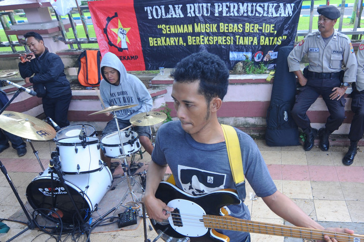 Dalam aksinya, mereka mengelar panggung hiburan di depan halaman DPRD Pamekasan. Para musisi tersebut menyanyikan beberapa lagu dari musisi kelas atas di Indonesia, di antaranya lagu Iwan Fals berjudul Bento, Bongkar, dan Perahu Retak. Antara Foto/Saiful Bahri