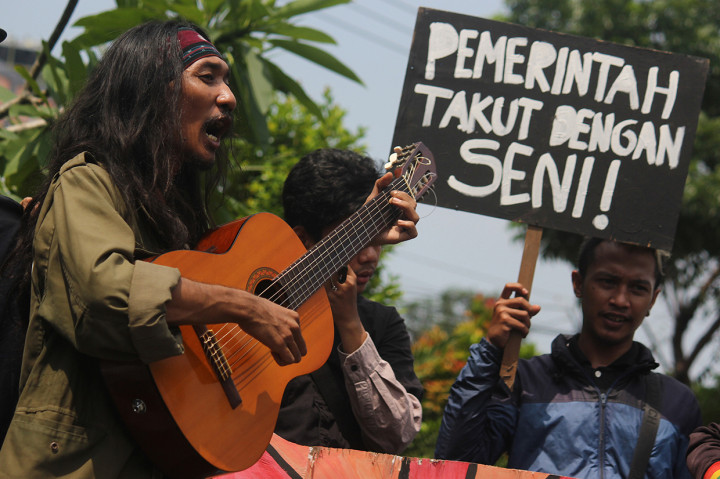 Aksi penolakan RUU Permusikan juga dilakukan oleh massa dari jaringan lintas komunitas serta masyarakat umum yang tergabung dalam Suara Merdeka di Surabaya, Jawa Timur. Antara Foto/Moch Asim