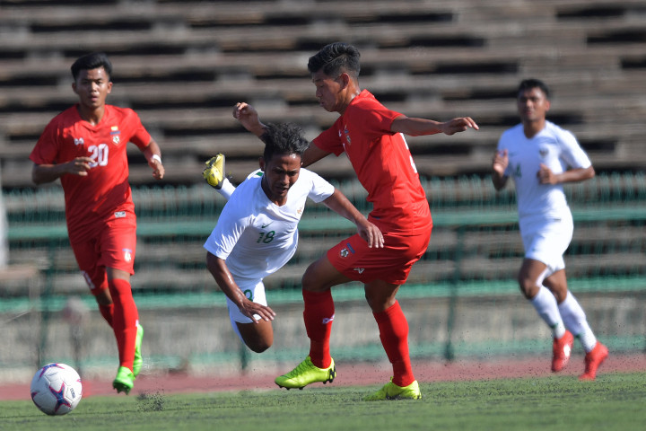 Myanmar mendominasi jalannya laga di 10 menit awal. Indonesia justru lebih banyak bermain menunggu sambil mendikte lawan.