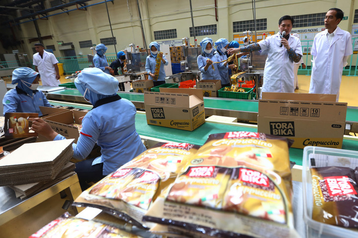 Acara diawali dengan peninjauan ke pabrik Mayora bagian produksi minuman kopi serbuk instan. 