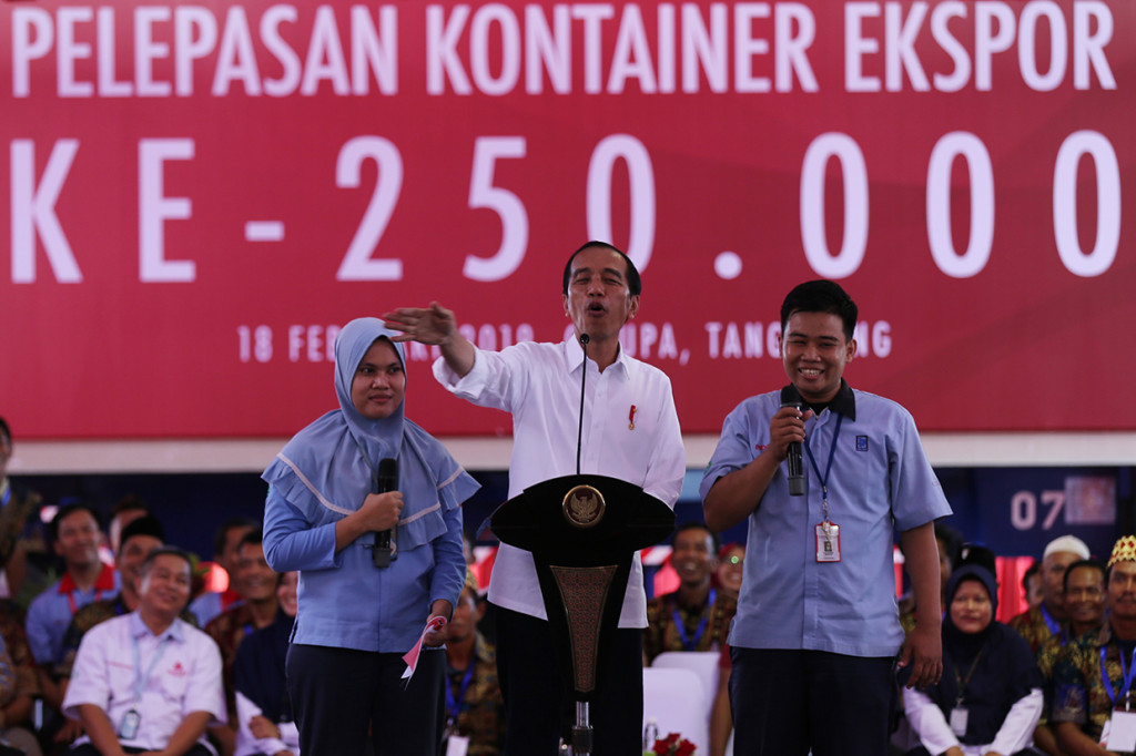 Presiden Joko Widodo berdialog dengan dua karyawan pada acara Pelepasan Kontainer Ekspor Mayora ke 250 ribu ke Filipina di Bitung, Tangerang, Banten.