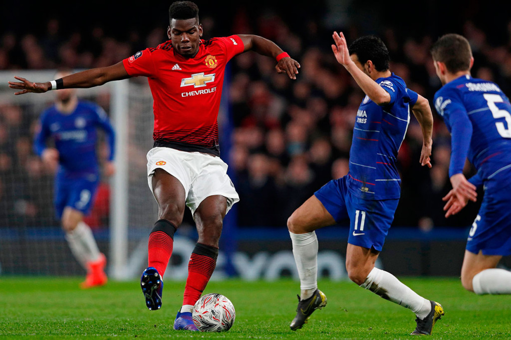 Di awal babak pertama pemain kedua kesebelasan saling berbalas serangan. 