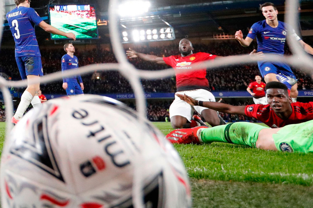 Di akhir babak pertama MU menggandakan keunggulan menjadi 2-0 lewat Pogba. Umpan silang Marcus Rashford disambut sundulan keras Pogba yang menjebol gawang Chelsea.