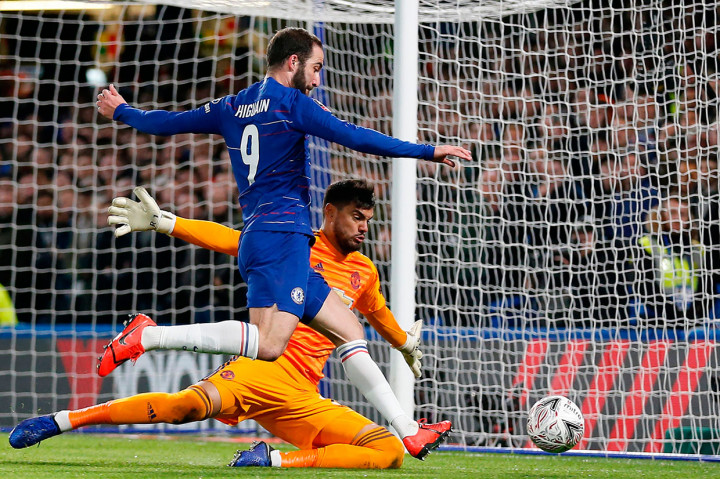 Maurizio Sarri sebenarnya memiliki banyak pilihan pemain serang di bangku cadangan namun trio lini depan mereka, Gonzalo Higuain, Pedro dan Eden Hazard, tumpul karena kurangnya dukungan dari lini tengah.  