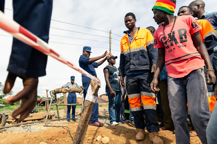 Poros dan terowongan bawah tanah tambang emas itu banjir akibat bendungan meledak, pada Selasa, 12 Februari 2019.