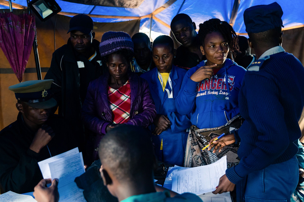 Para kerabat korban tewas melakukan pendataan untuk keperluan identifikasi.