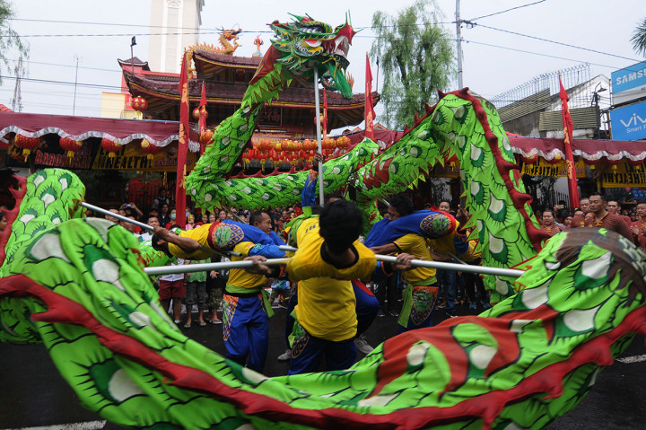 Peserta memainkan kesenian Naga Liong saat perayaan Cap Go Meh di Klenteng Hok Tek Bio, Salatiga, Jawa Tengah. Perayaan tradisi Cap Go Meh yang digelar dengan menampilkan berbagai macam kesenian Tionghoa itu diharapkan dapat menjalin kebersamaan dan kedamaian antar sesama umat manusia. Antara Foto/Aloysius Jarot Nugroho
