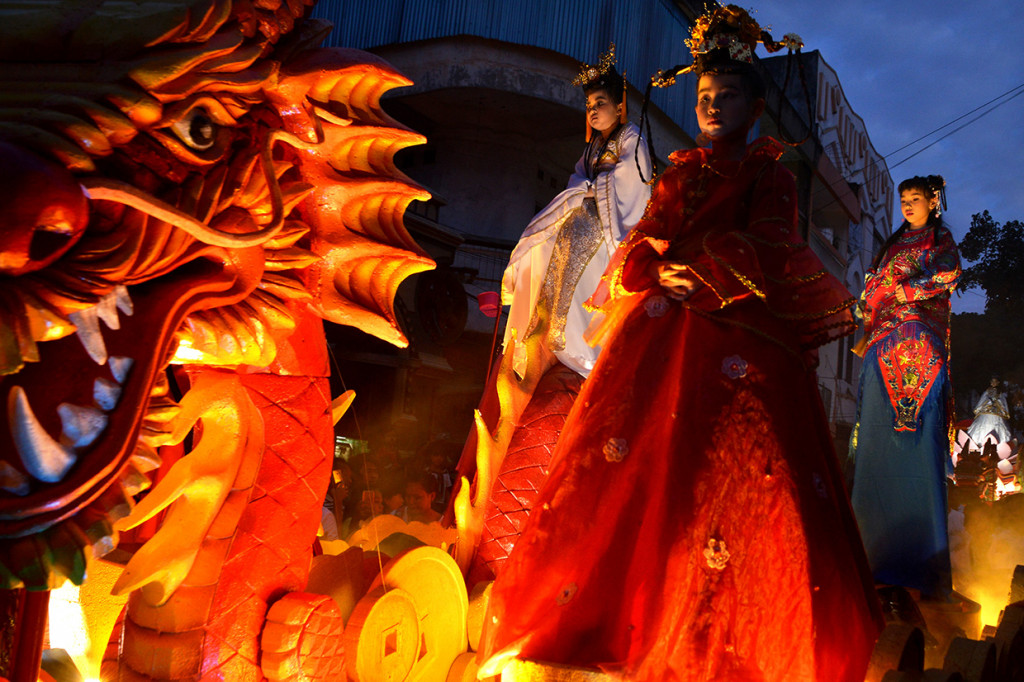 Ribuan warga berkumpul di kawasan Pecinan untuk menyaksikan perayaan tersebut, yang merupakan salah satu agenda pariwisata unggulan di Manado. Antara Foto/Adwit B Pramono