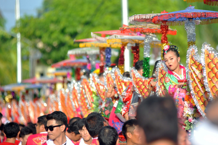 Warga keturunan Tionghoa menggotong 