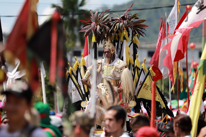 Seorang Tatung melakukan atraksi saat mengikuti Pawai Perayaan Cap Go Meh 2570/2019 di Singkawang, Kalbar. Sebanyak 860 Tatung (dukun Tionghoa yang kerasukan arwah leluhur) turut memeriahkan perayaan Cap Go Meh 2019 yang telah menjadi agenda wisata tahunan di Kota Singkawang, Kalbar. Antara Foto/David