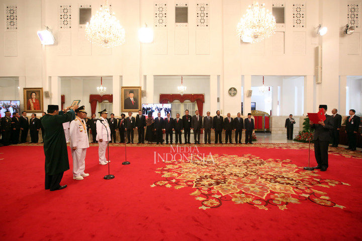 Gubernur Riau Syamsuar dan Wakil Gubernur Riau Edy Natar Nasution membacakan sumpah jabatan saat pelantikan di Istana Negara Jakarta.