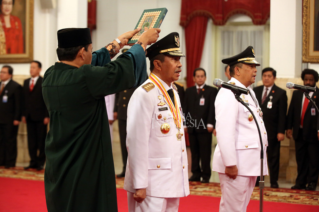 Presiden Joko Widodo atau Jokowi melantik Syamsuar-Edy Natar Nasution sebagai Gubernur dan Wakil Gubernur Riau periode 2019-2024. Sebelumnya, Gubernur Riau dijabat oleh Wan Thamrin. Dia menggantikan Arsyadjuli Andi Rachman yang memilih mundur dari jabatannya setelah kalah di Pilgub Riau dan memutuskan maju menjadi caleg di Pileg 2019.