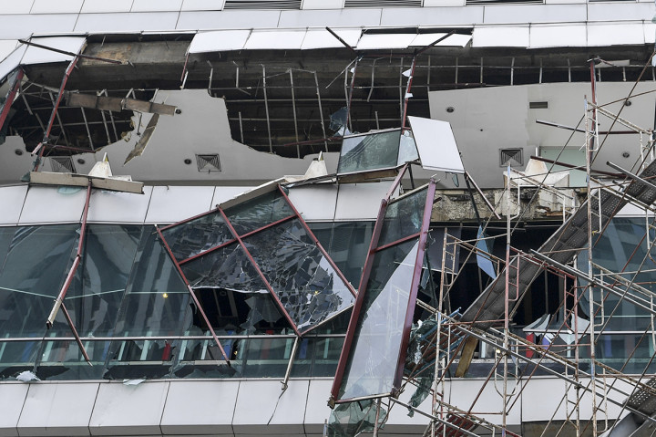 Terlihat kaca pecah dan asap dari salah satu tenant di Mall Taman Anggrek. Antara Foto/Hafidz Mubarak A