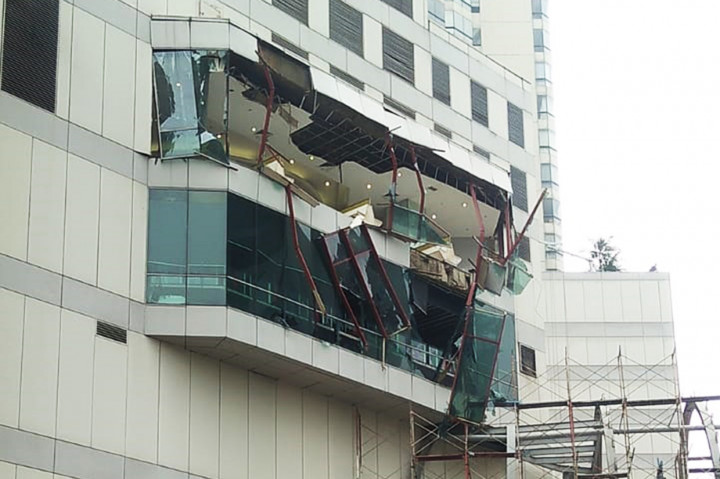 Suasana kerusakan akibat ledakan yang terlihat dari luar Mal Taman Anggrek, Jakarta. dok. Istimewa