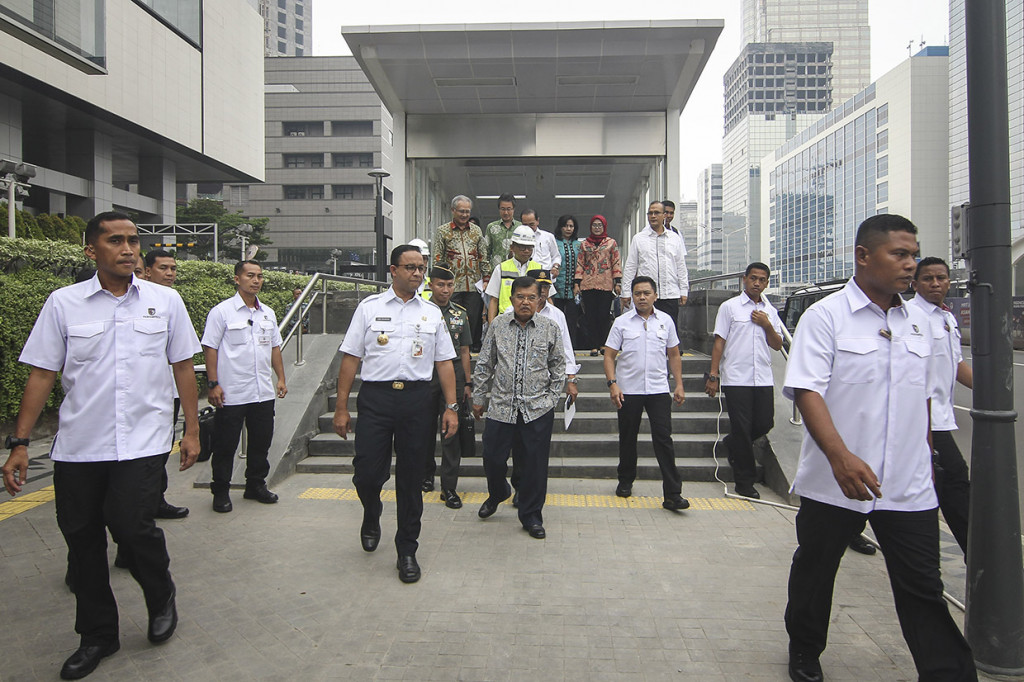 Wakil Presiden Jusuf Kalla (tengah) didampingi Gubernur DKI Jakarta Anies Baswedan (ketiga kiri) meninjau pengoperasian MRT (Mass Rapid Transit) di Stasiun MRT Bundaran HI, Jakarta.
