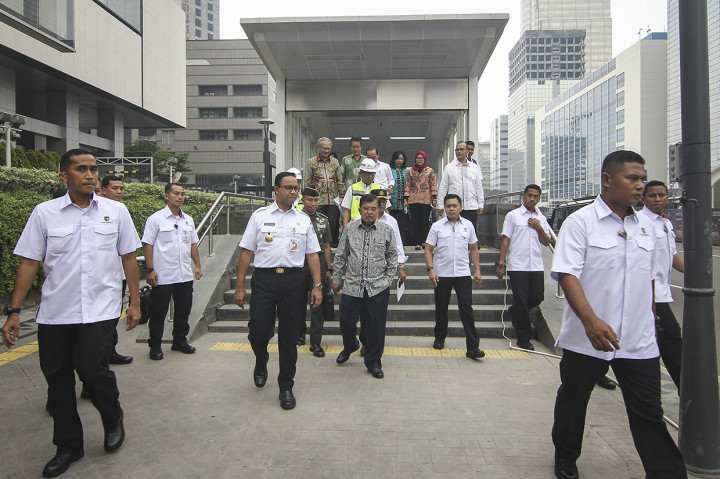 Wakil Presiden Jusuf Kalla (tengah) didampingi Gubernur DKI Jakarta Anies Baswedan (ketiga kiri) meninjau pengoperasian MRT (Mass Rapid Transit) di Stasiun MRT Bundaran HI, Jakarta.