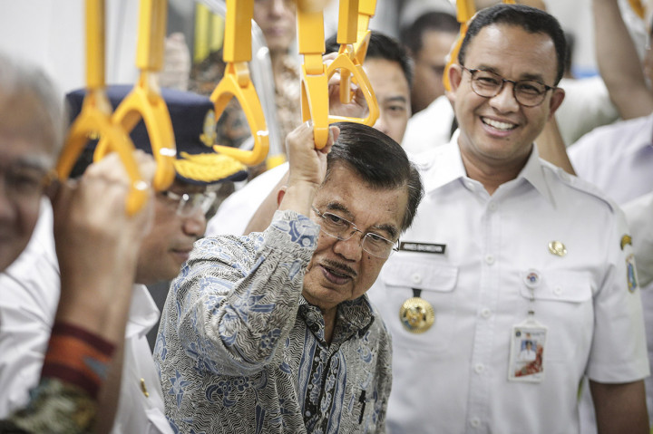 Kalla menaiki rangkaian kereta dari Stasiun MRT Bundaran Hotel Indonesia (HI) menuju Stasiun MRT Lebak Bulus.