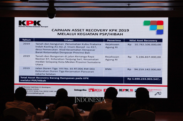 Ketua KPK Agus Rahardjo (tengah) bersama Kejagung HM Prasetyo (kiri) dan Kepala BNN Heru Winarko menandatangani prasasti ketika acara Serah Terima Barang Rampasan KPK kepada Kejagung dan BNN di Gedung Lama KPK, Jakarta.
