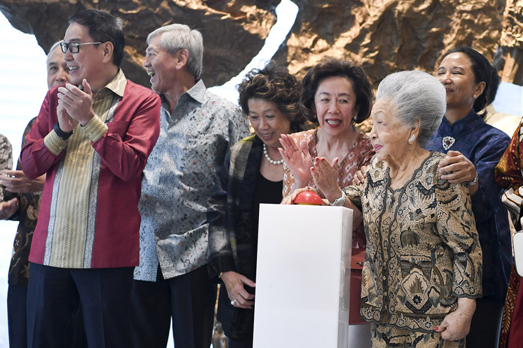 Istri pendiri Astra International Ibu Lily Soeryadjaya (kedua kanan) disaksikan Presiden Direktur PT Astra International Prijono Sugiarto (kiri) dan Menteri BUMN Rini Soemarno (kanan) yang juga mantan Presiden Direktur Astra meresmikan Menara Astra di Jakarta.
