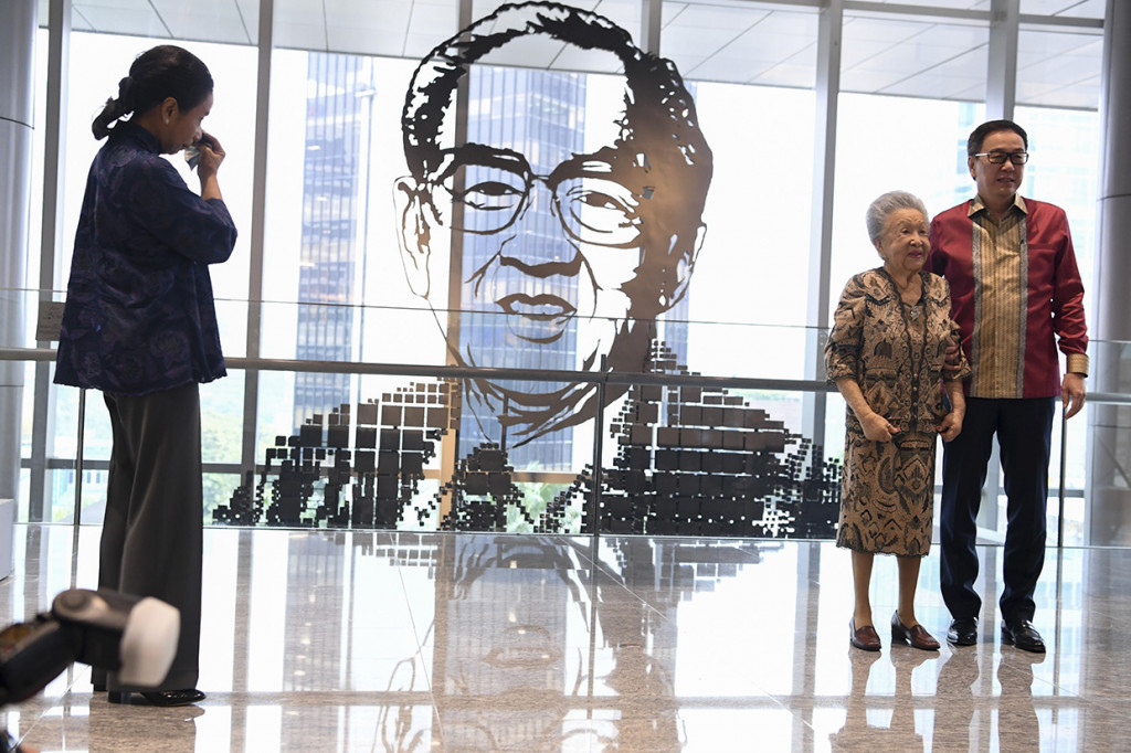 Menteri Badan Usaha Milik Negara (BUMN) Rini Soemarno tampak menangis terharu saat meresmikan Menara Astra yang berlokasi di Sudirman, Jakarta. Menara Astra adalah pilot project Astra Property yang kini menjadi rumah baru bagi PT Astra International Tbk dan anak perusahaan Astra lainnya.