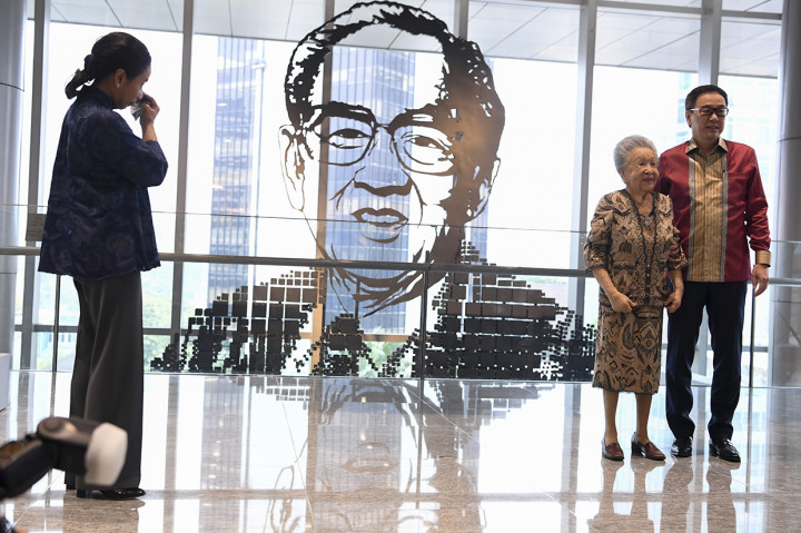 Menteri Badan Usaha Milik Negara (BUMN) Rini Soemarno tampak menangis terharu saat meresmikan Menara Astra yang berlokasi di Sudirman, Jakarta. Menara Astra adalah pilot project Astra Property yang kini menjadi rumah baru bagi PT Astra International Tbk dan anak perusahaan Astra lainnya.