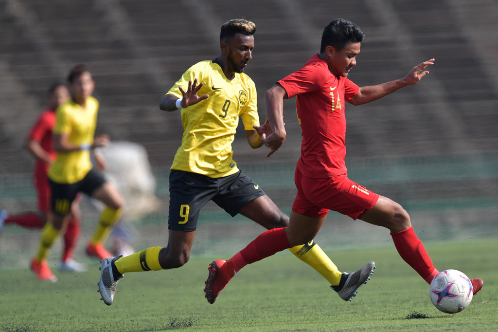 Sejak pertandingan dimulai, Garuda Muda langsung mendominasi. Selama 15 menit pertama, Harimau Malaya tampak bermain di daerah pertahanan sendiri. 