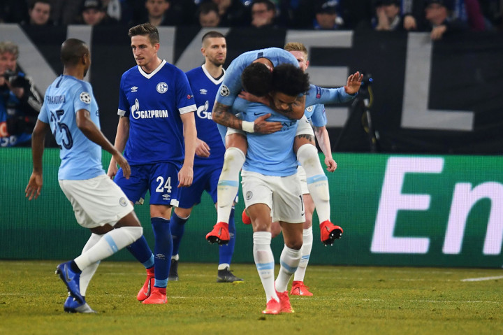 Gelandang Manchester City, Leroy Sane, melakukan selebrasi bersama rekan-rekan setimnya setelah mencetak gol dalam pertandingan babak 16 besar pertandingan leg pertama Liga Champions antara Schalke 04 vs Manchester City. Afp Photo/Patrik Stollarz
