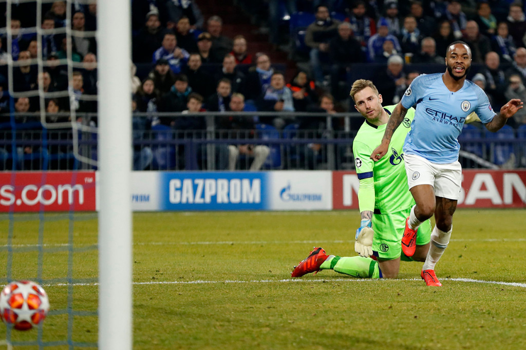 Pemain Manchester City, Raheem Sterling (kanan), saat mencetak gol ketiga timnya melewati penjaga gawang Schalke 04, dalam pertandingan Liga Champions di Veltins-Arena, Gelsenkirchen, Jerman. Afp Photo/Odd Andersen