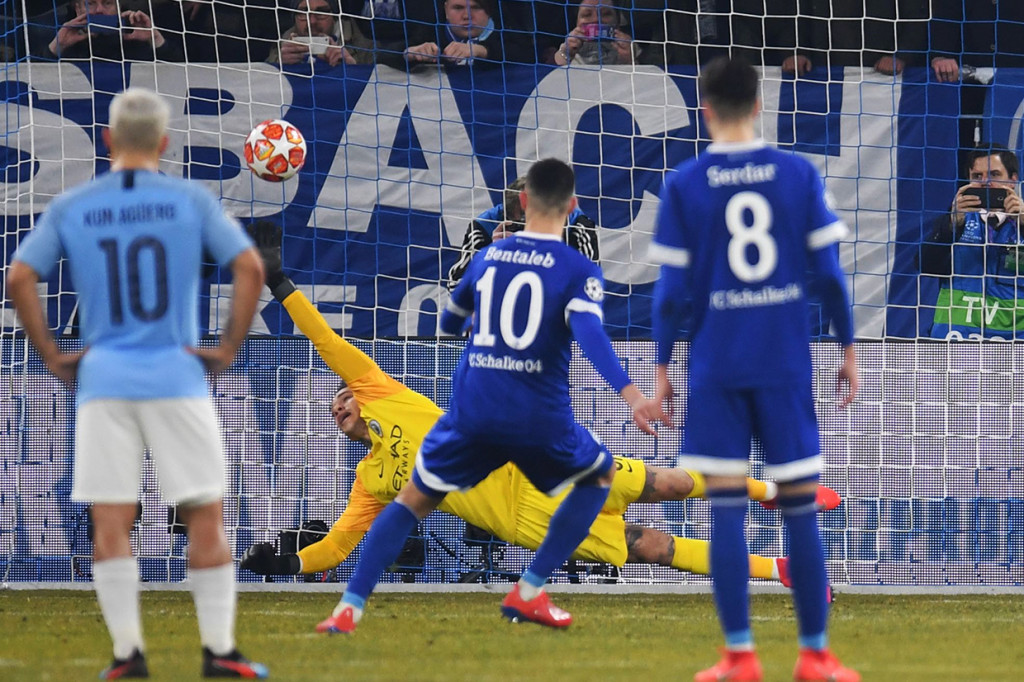 Adapun dua gol Schalke dicetak dari titik penalti oleh Nabil Bentaleb pada menit ke-38 dan 45. Afp Photo/Patrik Stollarz