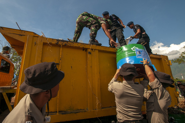 Sejumlah anggota TNI dan Polri bahu membahu menaikkan sampaih ke atas truk pada Aksi Peduli Sampah Nasional 2019 di Pantai Talise, Palu, Sulawesi Tengah. Antara Foto/Basri Marzuki