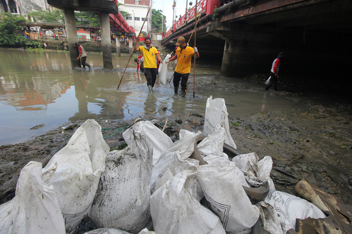 Sejumlah anggota polisi memungut sampah di Sungai Kalimas Surabaya, Jawa Timur. Aksi bersih sampah di Sungai Kalimas yang dilakukan oleh Polrestabes Surabaya, pelajar, dan masyarakat itu untuk memperingati Hari Peduli Sampah Nasional 2019. Antara Foto/Didik Suhartono
