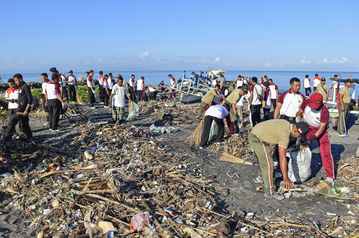 Aksi bersih pantai tersebut diikuti oleh ratusan anggota Polda NTB, instansi terkait dan masyarakat dalam rangka memperingati Hari Peduli Sampah Nasional 2019 yang jatuh pada hari ini (21/2). Antara Foto/Ahmad Subaid