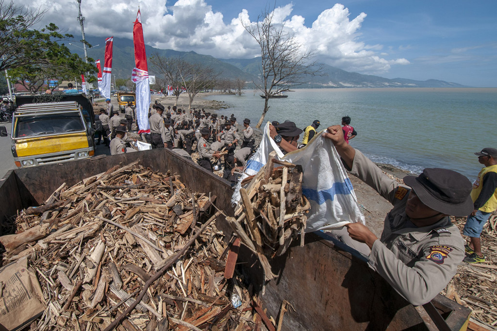 Aksi Peduli Sampah Nasional yang dipusatkan di pantai bekas terjangan tsunami itu melibatkan ribuan orang termasuk anggota TNI dan Polri, lembaga swadaya masyarakat serta masyarakat umum. Antara Foto/Basri Marzuki
