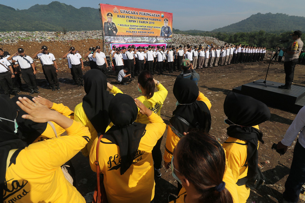 Sejumlah anggota polisi mengikuti apel pasukan di kawasan Tempat Pembuangan Akhir (TPA) Klotok, Kelurahan Pojok, Kota Kediri, Jawa Timur. Antara Foto/Prasetia Fauzani