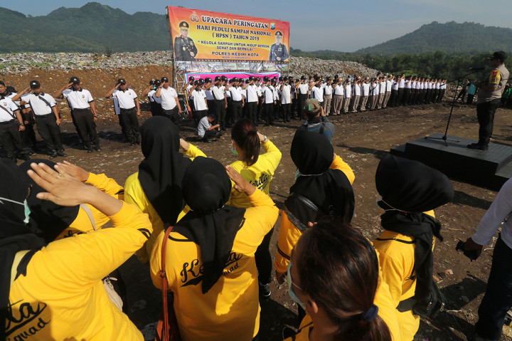 Sejumlah anggota polisi mengikuti apel pasukan di kawasan Tempat Pembuangan Akhir (TPA) Klotok, Kelurahan Pojok, Kota Kediri, Jawa Timur. Antara Foto/Prasetia Fauzani