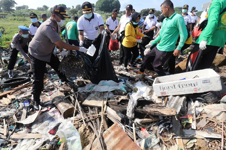 Aksi bersih-bersih sampah dan apel pasukan yang diselenggarakan Polresta Kediri di area TPA tersebut guna memperingati Hari Peduli Sampah Nasional. Antara Foto/Prasetia Fauzani
