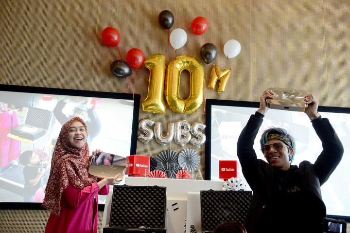 Atta pertama kali bergabung pada tahun 2014, sedangkan Ricis mulai bergabung pada tahun 2015. Keduanya menjadi kreator pertama di Indonesia bahkan Asia Tenggara yang memiliki 10 juta subscriber dan juga meraih Diamond Award dari YouTube.